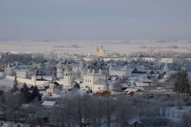 Soğuk kış sabahı merkez çan kulesinden Suzdal top görüntüsü