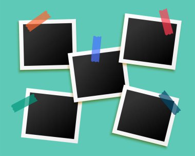 Teyp arkaplanına iliştirilmiş beş fotoğraf çerçevesi