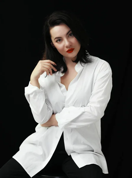 Mooie Vrouw Wit Overhemd Zit Stoel Portret Zwarte Achtergrond — Stockfoto