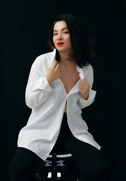 Piękna Kobieta Białej Koszuli Siedzi Krześle Portret Czarnym Tle — Zdjęcie stockowe