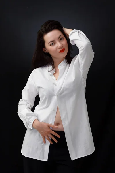 Mulher Posando Camisa Branca Fundo Preto Olhar Câmera — Fotografia de Stock