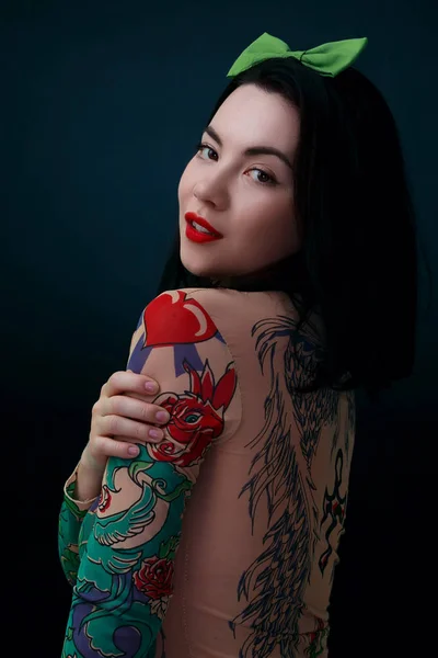 Mujer Belleza Con Camisa Tatuaje Lazo Verde Cabeza — Foto de Stock