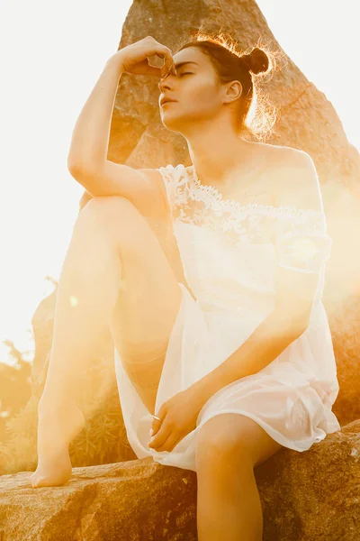 Schönheit Sommer Outdoor Porträt Von Sexy Junge Frau Weißem Kleid — Stockfoto