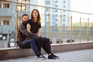 Bir gün sokakta birlikte zevk mutlu bir genç çift portresi