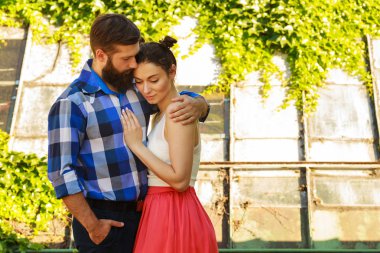 Esmer ve yakışıklı sakallı erkek parkta portresi. Boşaltmak