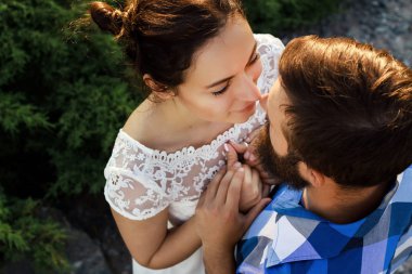 Elele ve burun sürtme çift gülümsüyor. Şefkatle sevgilisi yüzünü okşayarak Eğer kız. Yukarıdan görüntülemek