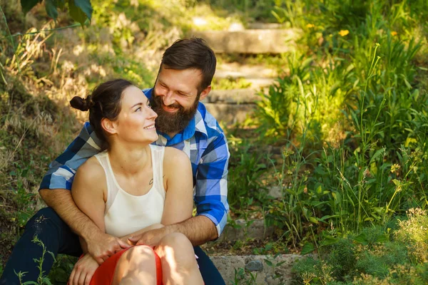 Portret Atrakcyjny Brunetka Kobieta Jej Przystojny Chłopak Brodaty Parku Bliska — Zdjęcie stockowe