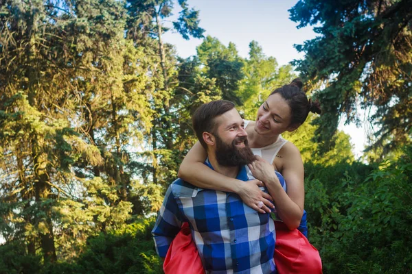 Smiling Couple Having Fun Park Love Tenderness Dating Romance Lovers — Stock Photo, Image