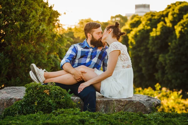 Lykkelige Romantiske Par Sidder Omfavnelse Stenene Ser Hinanden Flot Pige - Stock-foto