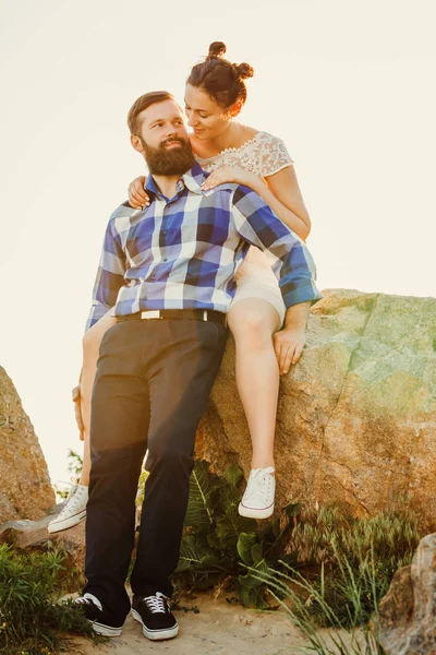 Szczęśliwa Para Romantyczny Siedzi Uścisku Kamieniach Patrzą Siebie Ładna Dziewczyna — Zdjęcie stockowe