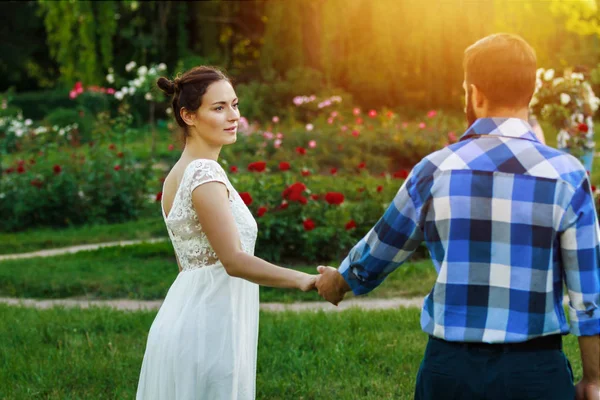 Casal Segurando Mãos Andando Para Fora Imagem De Stock