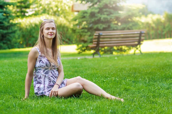 Портрет Красивой Молодой Веселой Женщины Сидящей Зеленой Траве Отдыхающей — стоковое фото