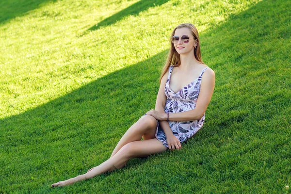 Portrait Pretty Young Cheerful Woman Sunglasses Sitting Green Grass Rests — Stock Photo, Image