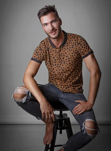 Ücretsiz ve onun tarzı rahat hissediyor. Yakışıklı adam kamera bir sandalyede otururken arıyorum. Tiyatro ve duygular