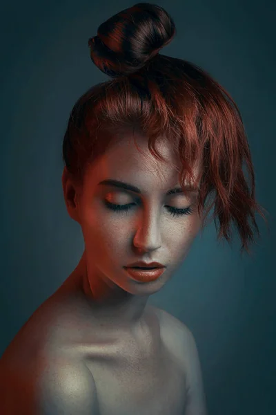 Portrait Mode Éclairage Couleur Belle Fille Aux Cheveux Roux Visage — Photo