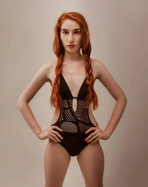 Model Střílet Studiu Skinny Dívka Červenými Dlouhými Vlasy Pózuje Černé — Stock fotografie