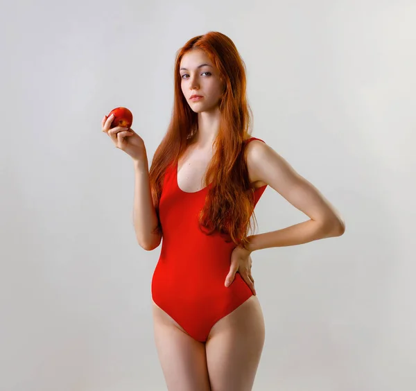 Sexy Schlanke Frau Roten Badeanzug Posiert Und Hält Apfel Studio — Stockfoto