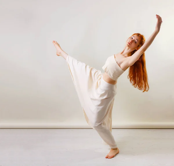 Danser Poseren Studio Jonge Mooie Roodharige Meisje Een Beige Lange — Stockfoto