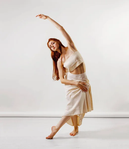 Danser Poseren Studio Jonge Mooie Roodharige Meisje Een Beige Lange — Stockfoto