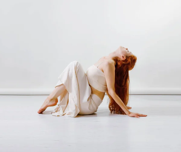 Jonge Roodharige Vrouw Hedendaagse Dans Dansen Poseren Studio Zittend Vloer — Stockfoto