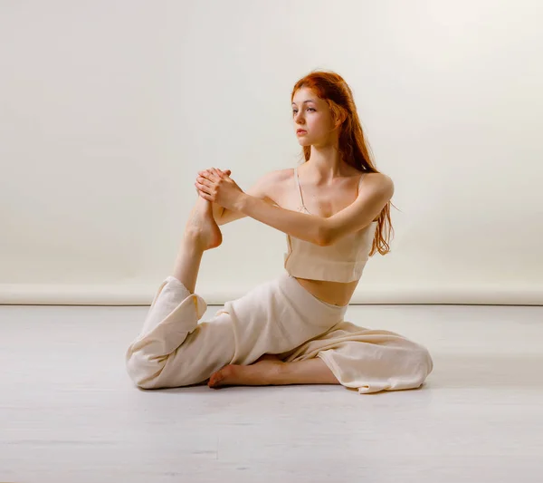 Jonge Roodharige Vrouw Hedendaagse Dans Dansen Poseren Studio Zittend Vloer — Stockfoto