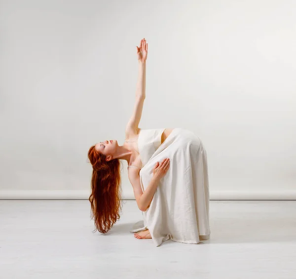 Jonge Roodharige Vrouw Doet Stretching Yoga Poses Hedendaagse Dans Dansen — Stockfoto
