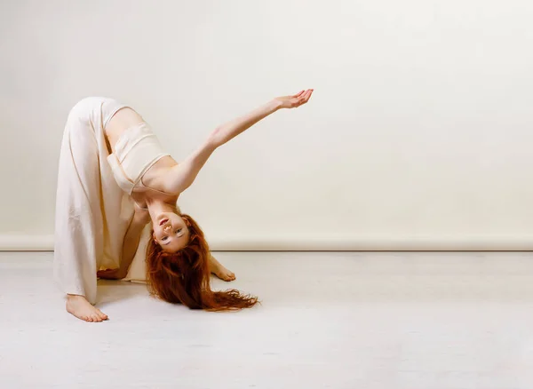 Jonge Roodharige Vrouw Doet Stretching Yoga Poses Hedendaagse Dans Dansen — Stockfoto