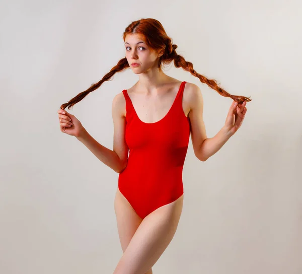 Mujer Delgada Sexy Joven Traje Baño Rojo Posando Estudio Retrato —  Fotos de Stock