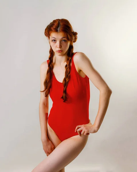 Genç Seksi Kadın Kırmızı Mayo Studio Poz Ince Tam Uzunlukta — Stok fotoğraf