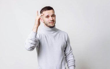 Biliyorum. Adam mutlu güler yüz kıl. Adam sakallı neşeli olan parmak hareketi işaret fikir. Beyin fırtınası kavramı. Gri arka plan kopya alanı üzerinde beyaz balıkçı yaka yakışıklı