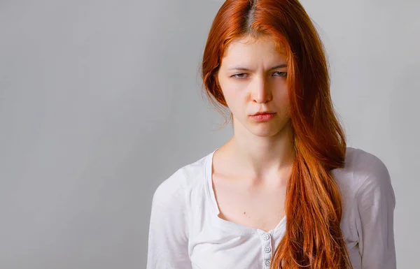 Duygu Duygular Kızıl Saçlıya Kız Yüz Ifadesi Kaşlarını Yüz Rahat — Stok fotoğraf