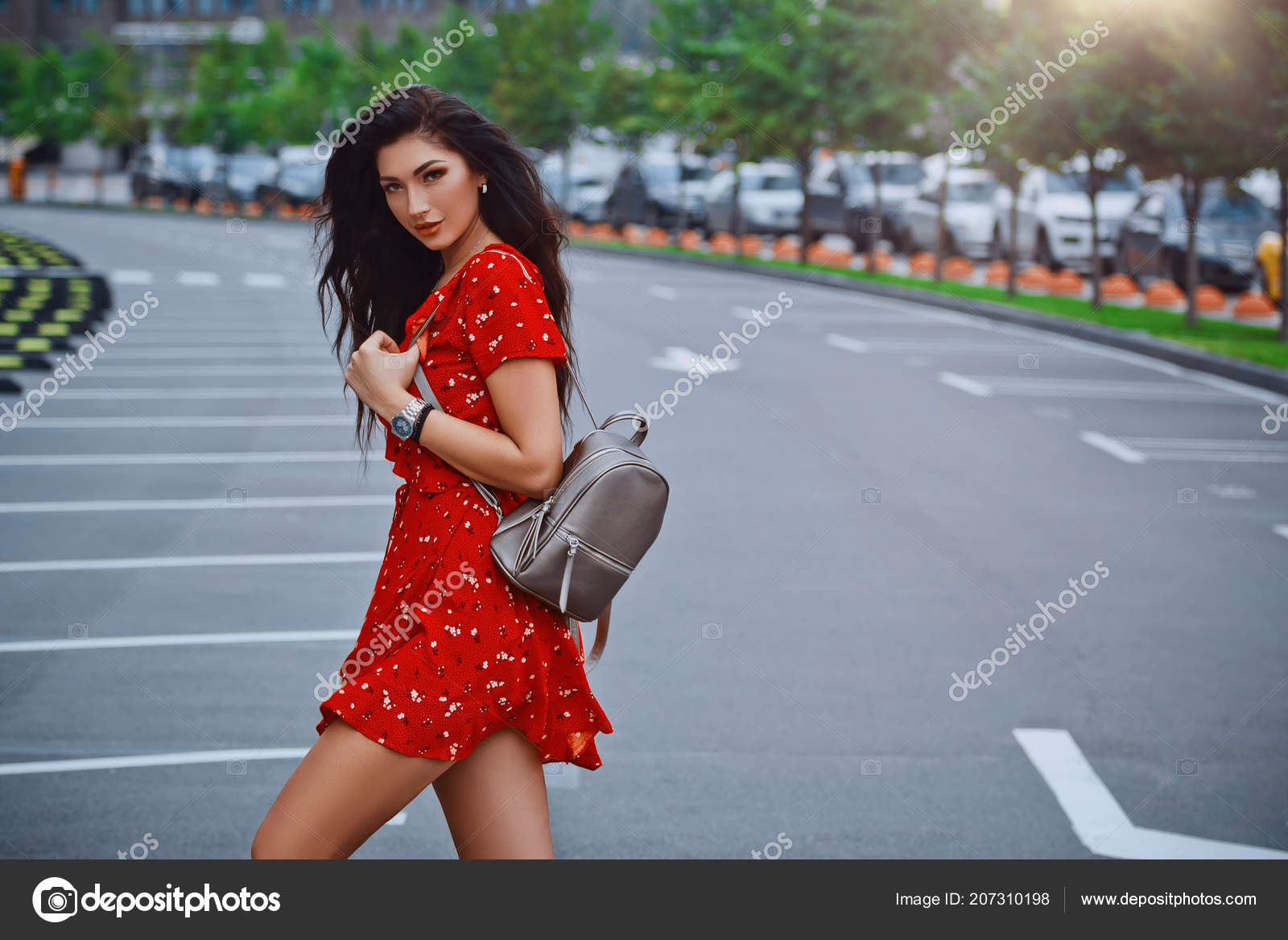Jeune Fille Brune Debout Pose Robe Courte Rouge Avec Sac — Photo