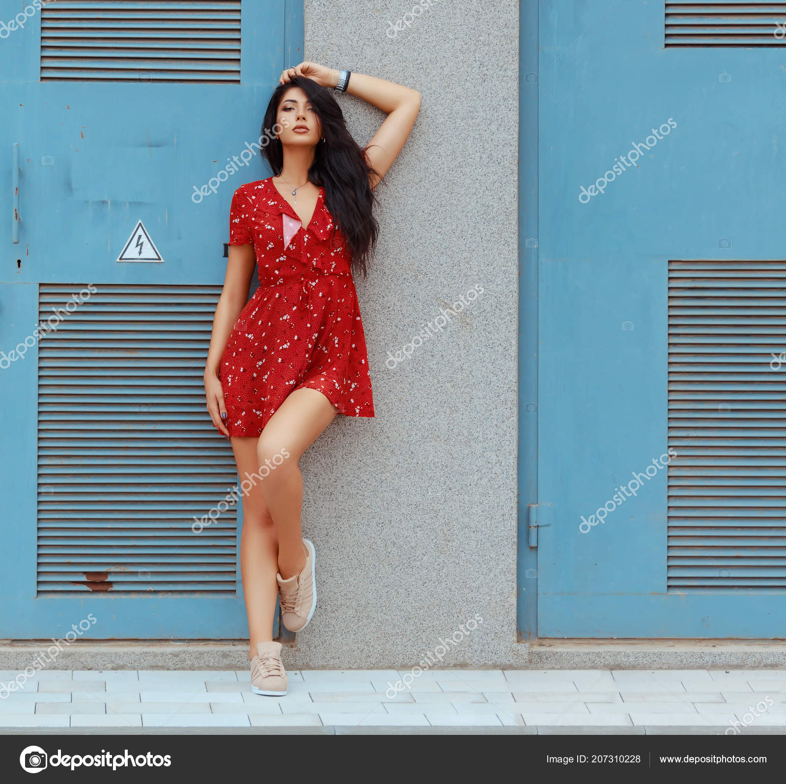 Poses Imagenes De Chicas En Vestido Corto Dos Mujeres Jóvenes