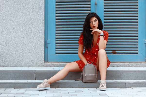 Chica Morena Joven Sentada Las Escaleras Vestido Corto Rojo Con — Foto de Stock