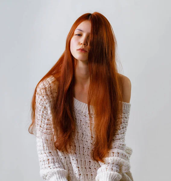 Örme Kazak Yüzünün Yarısını Kapsayan Saç Genç Güzel Uzun Kızıl — Stok fotoğraf