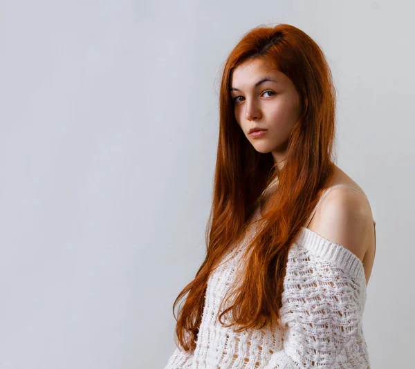 Moda Portre Sevimli Kızıl Saçlı Kadının Kamera Çıplak Omuz Gri — Stok fotoğraf