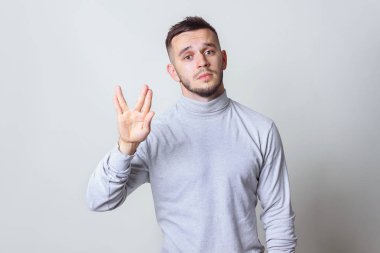 Geek selam kavramı. Beyaz yaka gömlek memnuniyetle kurgu hayranları filmler gri arka plan kopya alanı üzerinde tebrik Vulcan erkeklerde kıl