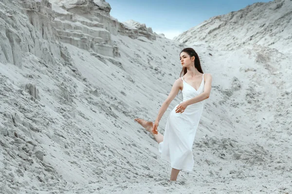 Mulher Morena Elegante Agradável Sensualidade Vestido Branco Dançando Deserto Céu — Fotografia de Stock