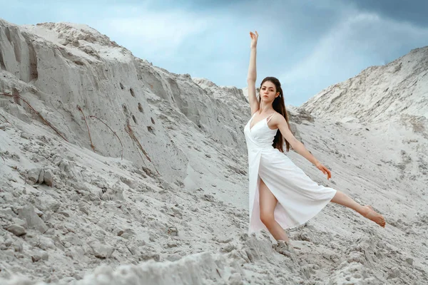 Mulher Morena Elegante Agradável Sensualidade Vestido Branco Dançando Deserto Céu — Fotografia de Stock