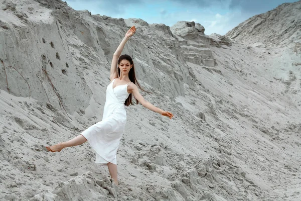 Mulher Morena Elegante Agradável Sensualidade Vestido Branco Dançando Deserto Céu — Fotografia de Stock