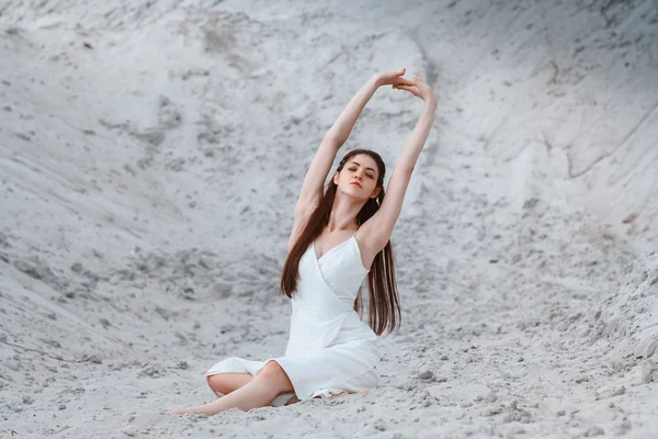 Niedliche Brünette Frau Einem Weißen Kleid Sitzt Auf Dem Sand — Stockfoto