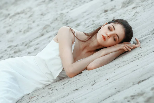 Modeporträt Der Schönen Brünetten Frau Weißen Kleid Strand Oder Der — Stockfoto