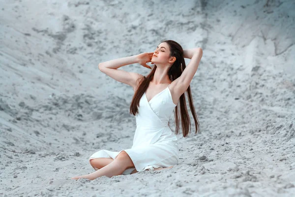 Niedliche Brünette Frau Einem Weißen Kleid Sitzt Auf Dem Sand — Stockfoto