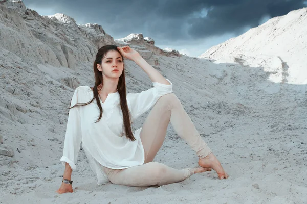Niedliche Brünette Frau Einer Weißen Bluse Sitzt Auf Dem Sand — Stockfoto
