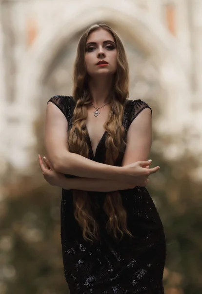 Porträt Gothic Girl Outdoor Trägt Schwarzes Kleid Weiße Haut Rote — Stockfoto