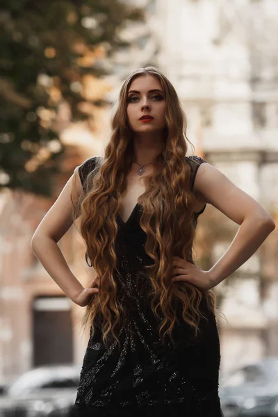 Porträt Gothic Girl Outdoor Trägt Schwarzes Kleid Weiße Haut Rote — Stockfoto