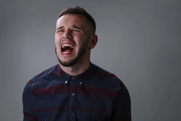 Rozhněvaný Muž Křičí Muž Kostkované Košili Štětinami Vousy Široce Otevřená — Stock fotografie