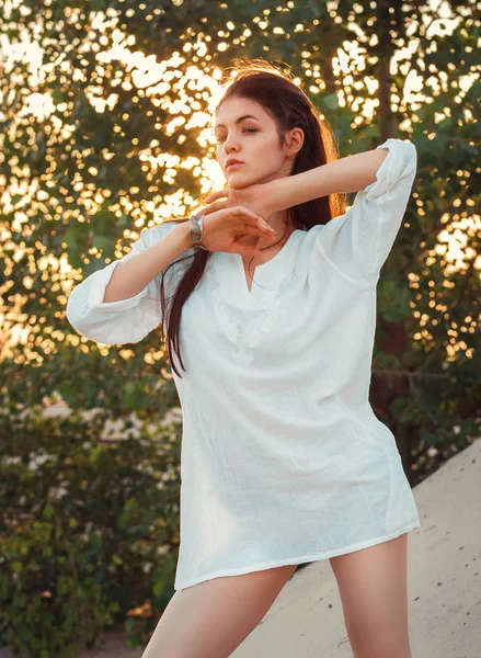 Uma Morena Encantadora Uma Camisa Longa Branca Com Pernas Nuas — Fotografia de Stock