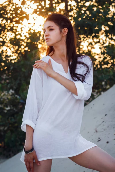 Uma Morena Encantadora Uma Camisa Longa Branca Com Pernas Nuas — Fotografia de Stock