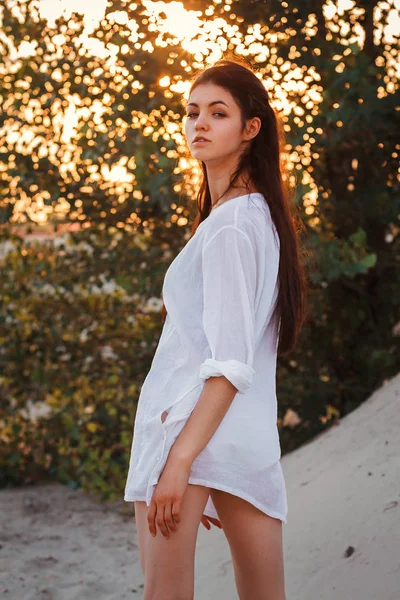 Una Encantadora Morena Con Una Camisa Larga Blanca Con Las — Foto de Stock